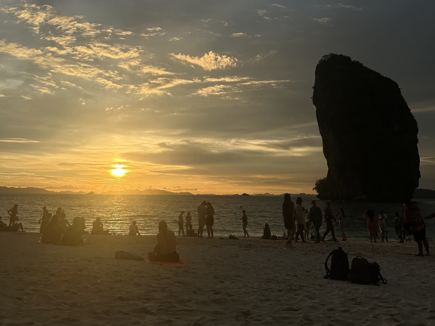 七岛日落之旅中从帕南洞海滩看安达曼海的日落