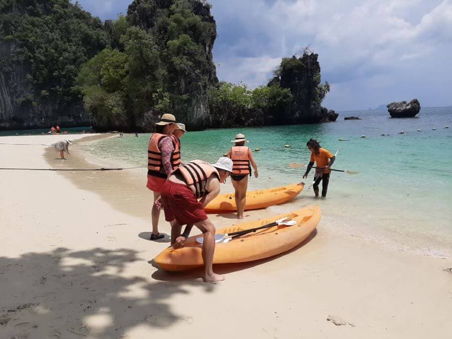 เรือคายัคบนหาดเกาะห้อง กระบี่