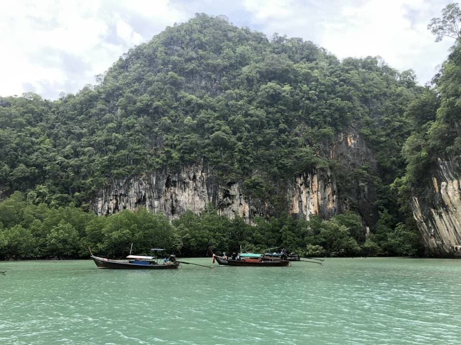 เรือหางยาวในเกาะห้องลากูน ล้อมรอบด้วยป่าโกงกางและหน้าผาหินปูน