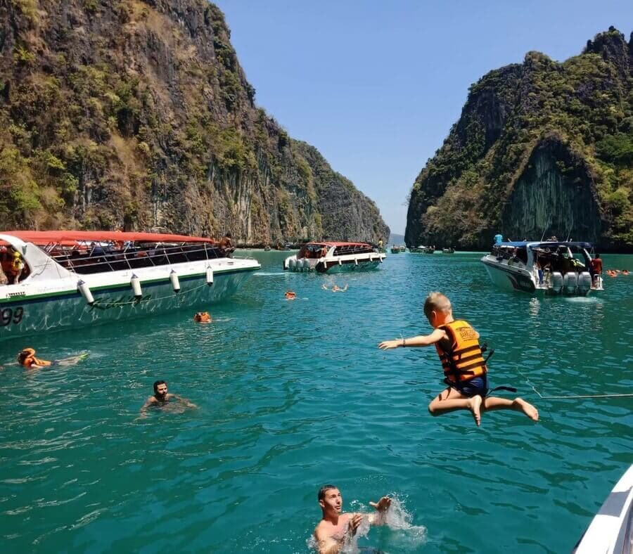 甲米出发的皮皮岛之旅中,游客从快艇下水在皮莱泻湖游泳