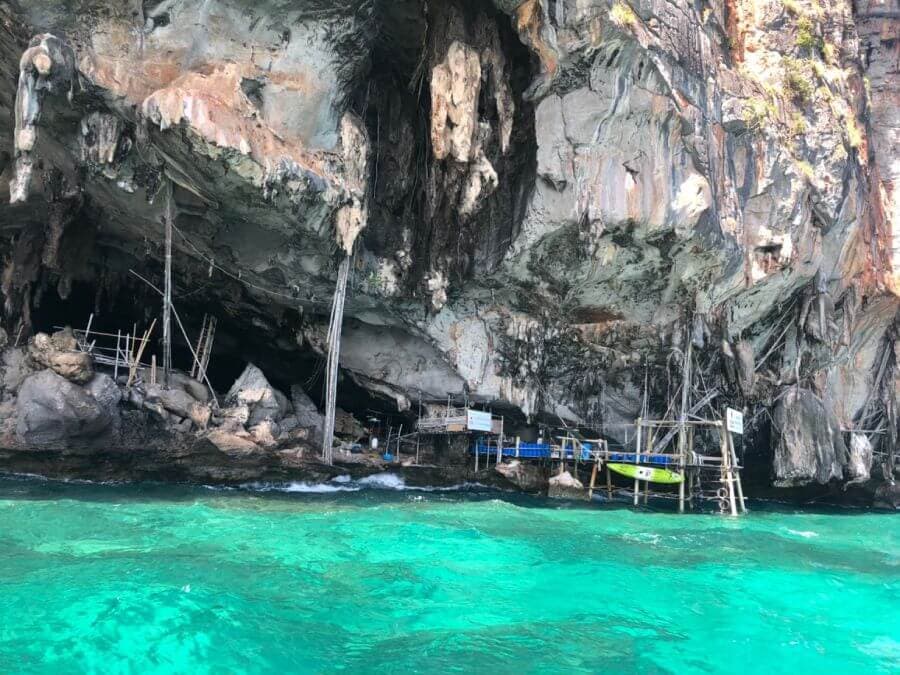 皮皮岛之旅中从船上看到的维京洞与采燕窝的竹制脚手架